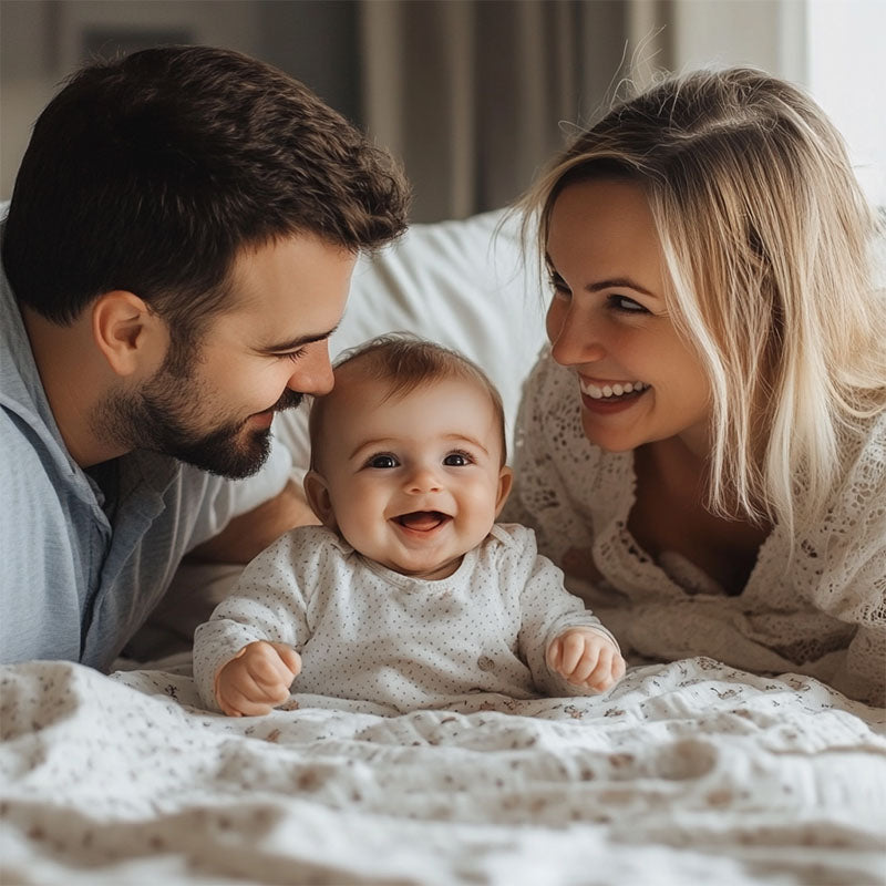 mobile lit bebe famille souriante